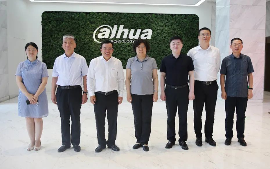 辽阳市长白英、、、副市长袁国相一行旅行考察玩彩网股份